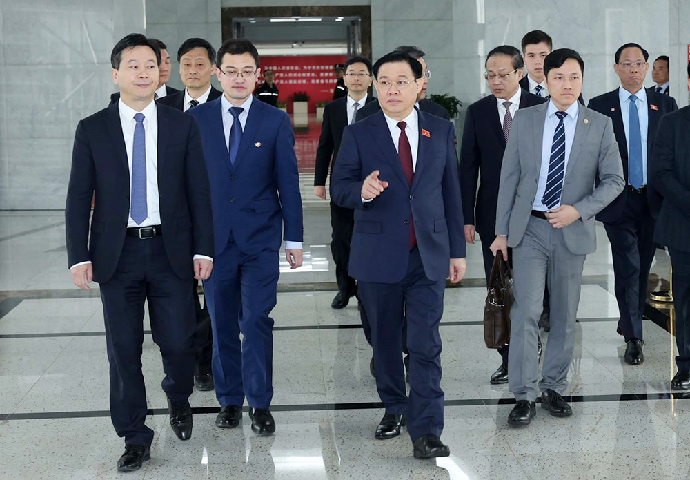 Chủ tịch Quốc hội Vương Đình Huệ đến thăm Khu thí điểm mậu dịch tự do Thượng Hải. Ảnh: TTXVN