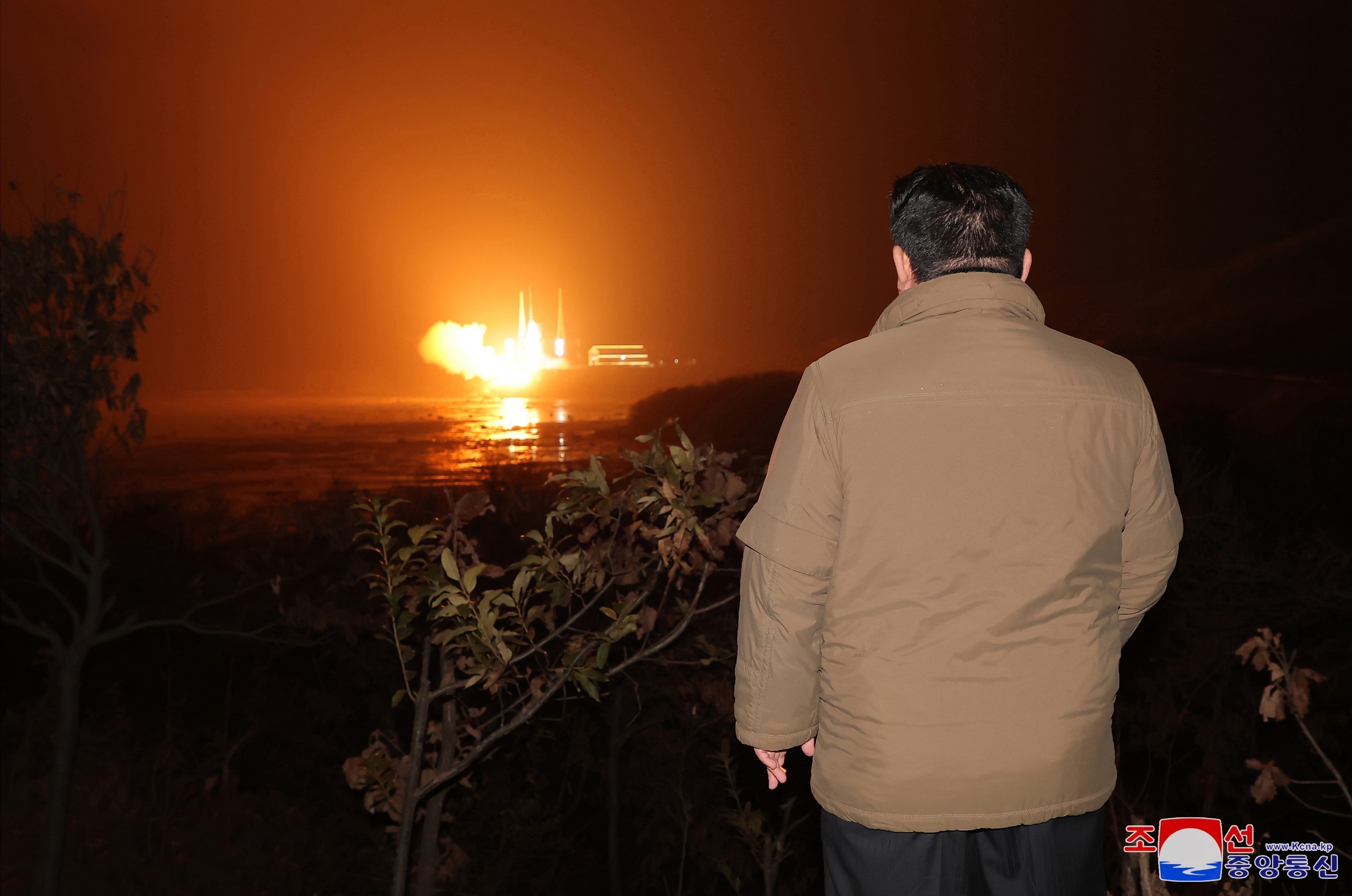 Nhà lãnh đạo Triều Tiên Kim Jong-un thị sát vụ phóng vệ tinh trinh sát “Malligyong-1” tại Bãi phóng vệ tinh Sohae ở Tongchang-ri, ngày 21-11-2023. Ảnh: YONHAP/TTXVN
