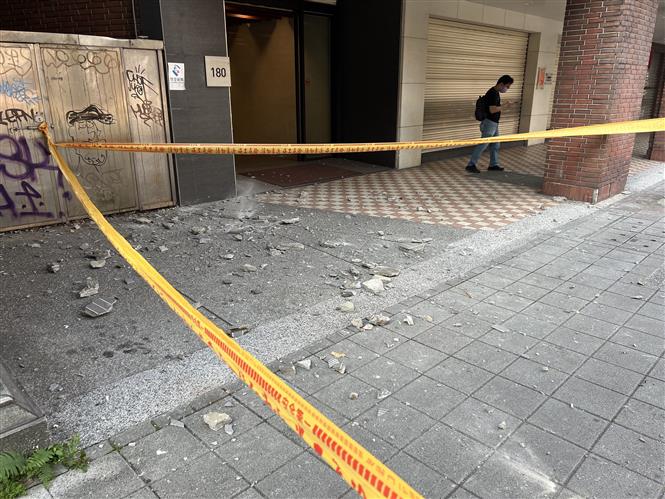 Tòa nhà bị hư hại sau trận động đất ở Đài Bắc, Đài Loan vào ngày 3-4. Ảnh: THX/TTXVN