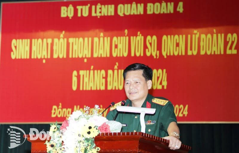Đại tá Nguyễn Trần Long, Phó chính ủy Quân đoàn 4 phát biểu trong hội nghị. Ảnh: Lê Cầu
