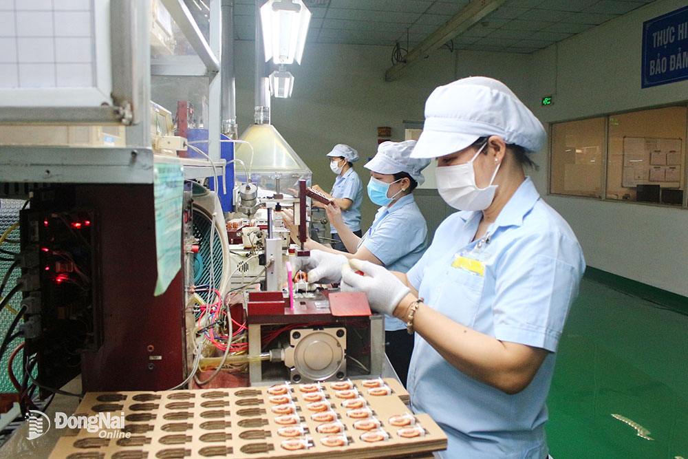 Công nhân Công ty TNHH Tokin Electronics (thành phố Biên Hòa) thi đua sản xuất tại các xưởng sản xuất. Ảnh: N.Hòa