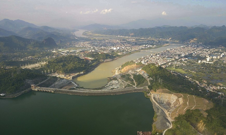The Hoa Binh hydropower plant and the Da River flow through the city.