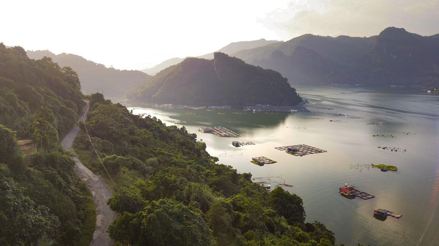 Cage fish farming combined with tourism is a significant advantage for residents engaged in aquaculture on the waters of Hoa Binh Lake.