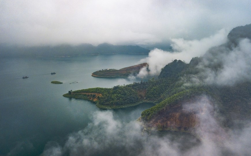 The mountains, rivers, and clouds create a poetic picture at Hoa Binh Lake. 