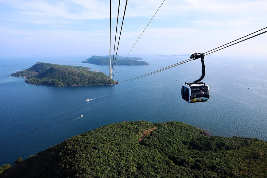 The Hon Thom Cable Car is a sea-crossing cable car route with a length of 7,899.9 metres, starting from An Thoi Station and passing through Hon Dua Island, Hon Roi Island, and ending at Hon Thom Island on Phu Quoc