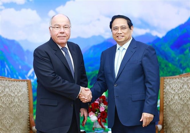 Prime Minister Pham Minh Chinh (right) receives Brazilian Minister of Foreign Affairs Mauro Vieira in Hanoi on April 10. 
