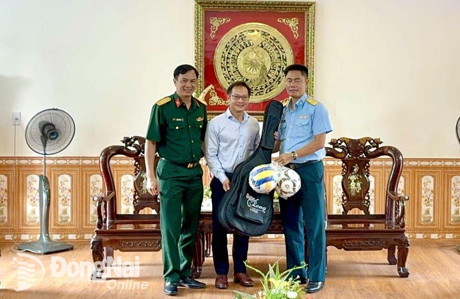 Ông Nguyễn Xuân Thanh tặng quà cảm ơn Đảng ủy, chỉ huy Trung đoàn 282. Ảnh: ĐVCC