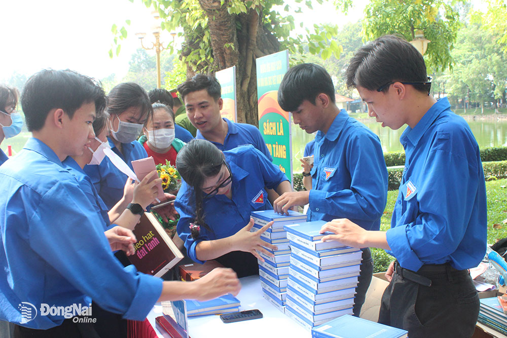 Đoàn viên, thanh niên thành phố Biên Hòa tham gia cuộc thi xếp sách nghệ thuật. Ảnh: N.Sơn