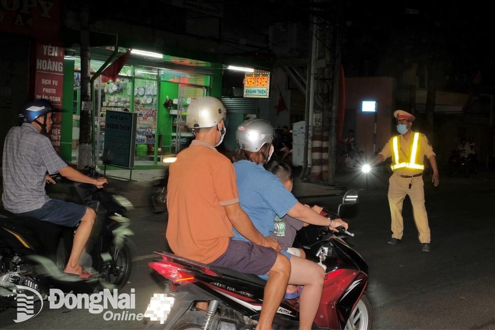 Lực lượng Cảnh sát giao thông yêu cầu người lái xe dừng lại để kiểm tra nồng độ cồn vào dịp nghỉ lễ 30-4, 1-5. Ảnh: Đăng Tùng