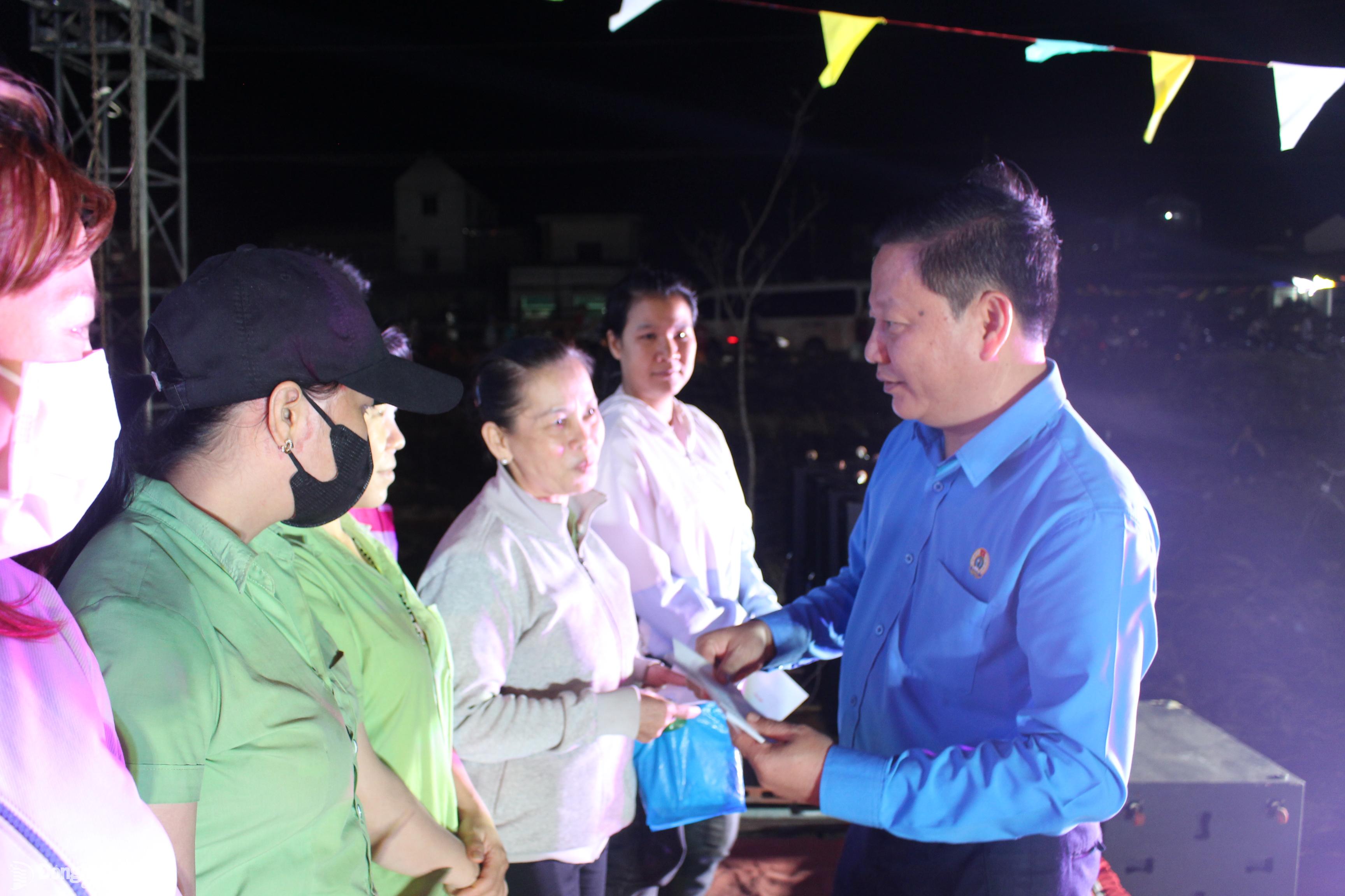 Phó chủ tịch Liên đoàn Lao động tỉnh Huỳnh Phước Sang tặng quà công nhân khó khăn. Ảnh: Lan Mai