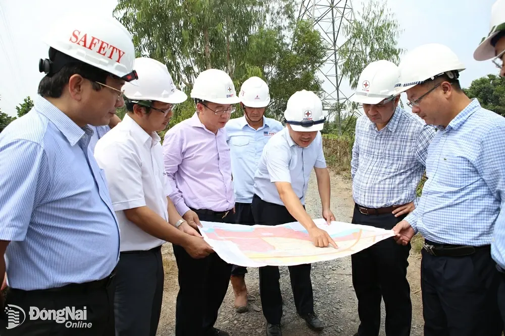 Tổng công ty Truyền tải điện quốc gia khảo sát thực địa dự án giải phóng công suất điện cho Nhà máy điện Nhơn Trạch 3 và Nhơn Trạch 4. Ảnh: Hoàng Lộc
