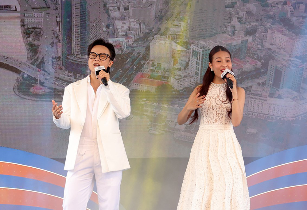 Hai ca sĩ trẻ Hồ Tấn Phúc và Phạm Đồng Diệu Ly song ca ca khúc Việt Nam trong tôi là.