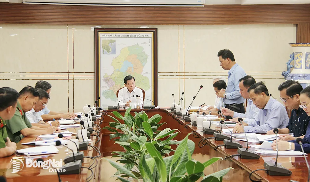 Trưởng Ban nội chính Tỉnh ủy Trần Trung Nhân báo cáo tại phiên họp. Ảnh: Trần Danh