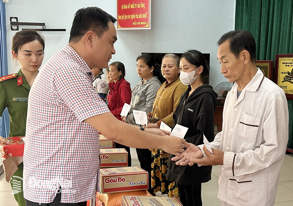Lãnh đạo Công an huyện Xuân Lộc tặng quà cho các hộ gia đình chính sách. Ảnh: C.T.V