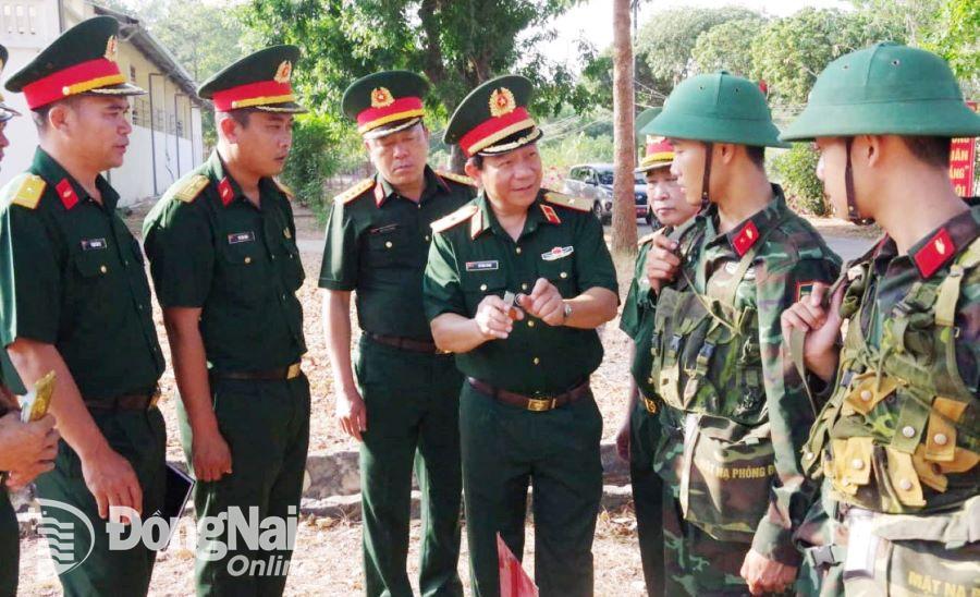 Tư lệnh Binh chủng Tăng thiết giáp hướng dẫn chiến sĩ mới phương pháp ném lựu đạn an toàn. Ảnh: ĐVCC