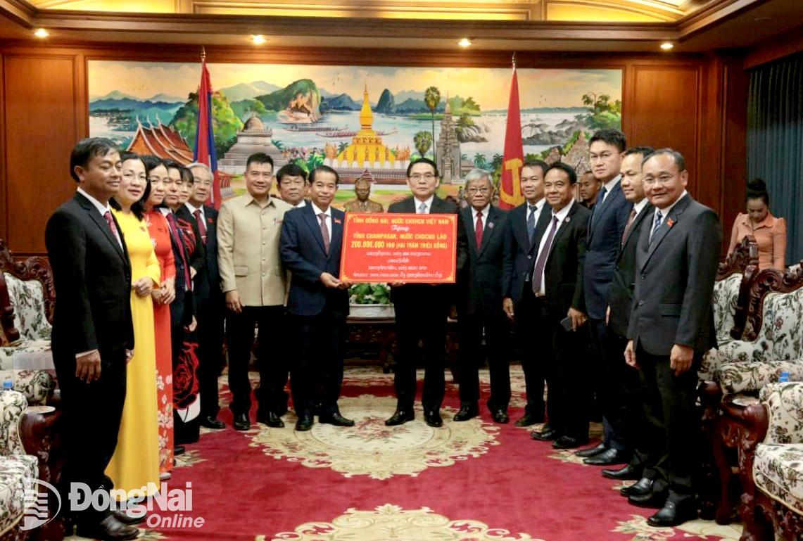 Đoàn công tác của tỉnh đã trao tặng kinh phí của Đồng Nai cho Chính quyền tỉnh Champasak  (Ảnh: HĐND tỉnh cung cấp)