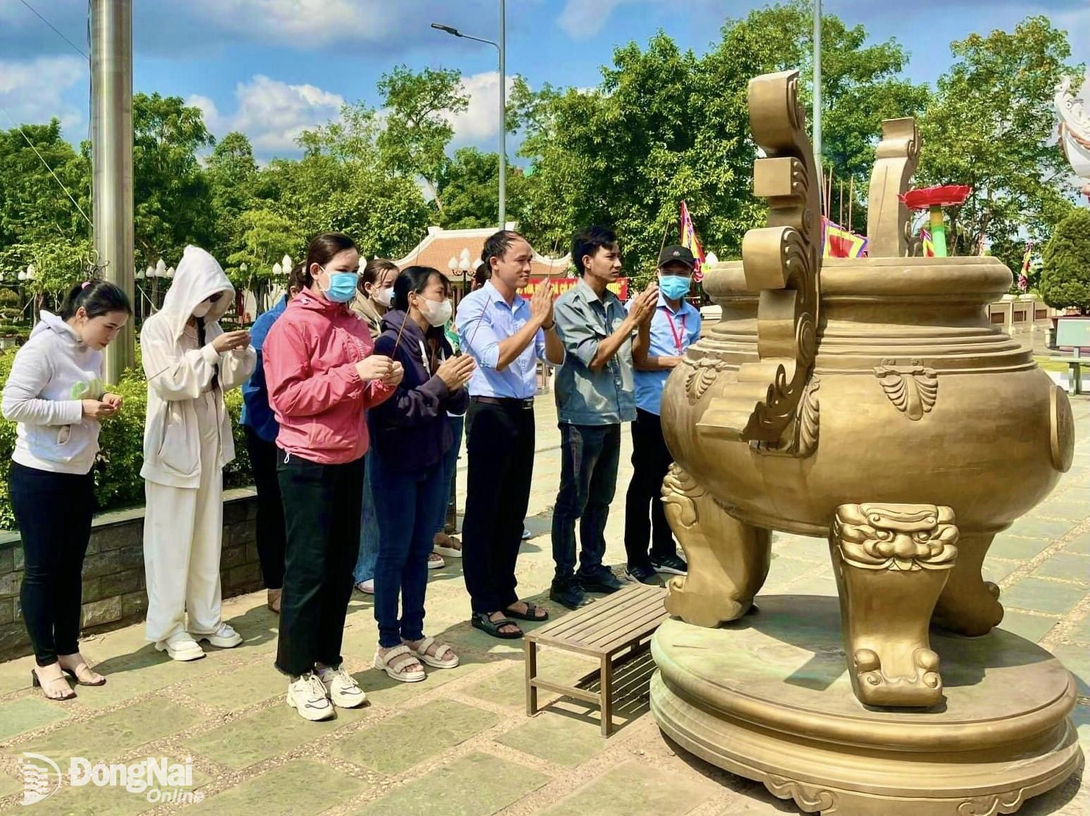 Cán bộ, đoàn viên Công ty TNHH Pou Phong Việt Nam đang hương tại Công viên văn hóa Hùng Vương (huyện Trảng Bom)