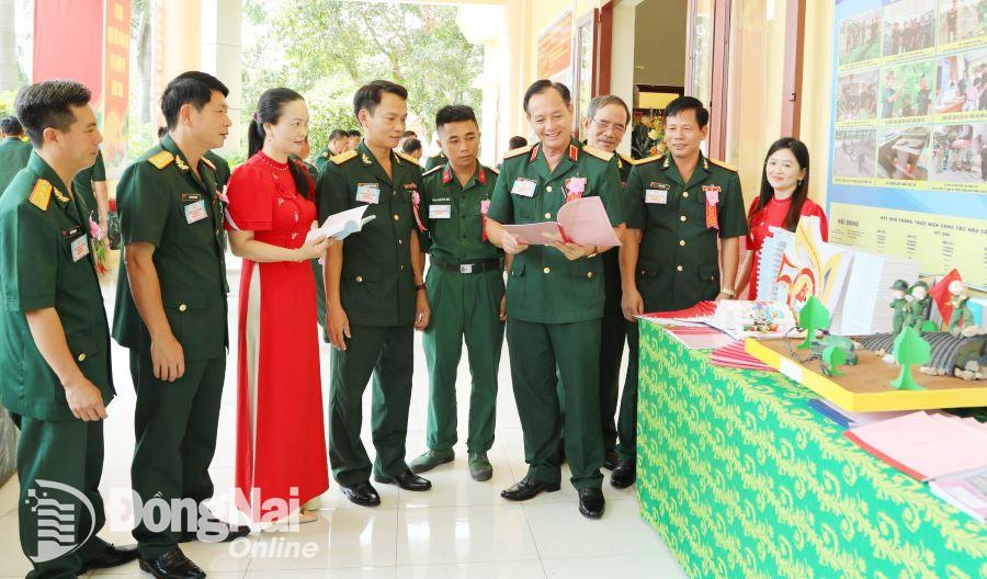 Thiếu tướng Trương Ngọc Hợi và các đại biểu tham quan khu trưng bày tại đại hội. Ảnh: Nguyệt Hà