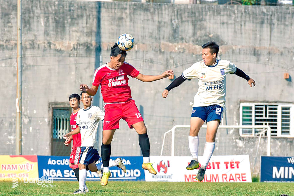 VTP FC (áo đỏ) giành chiến thắng 4-2 trước FC An Phú ở tứ kết. Anh: ĐVCC