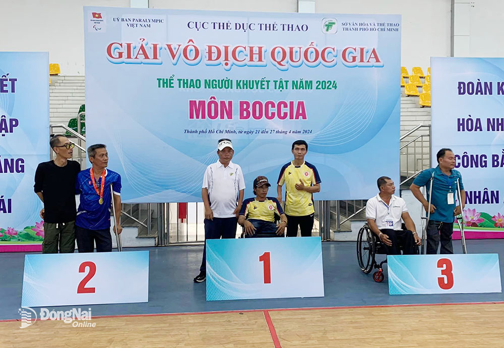 Đôi Lỹ Đức Quyền - Phạm Khánh Hưng (bìa trái, Đồng Nai) giành huy chương bạc đồng đội BC4. Ảnh: NVCC