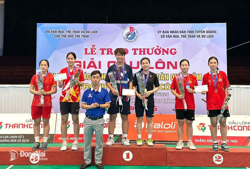 Nguyễn Hoàng Thiên Kim - Nguyễn Thị Thu Huyền (Đồng Nai , bìa phải) trên bục nhận huy chương bạc đôi nữ 12-30 tuổi. Ảnh: ĐVCC