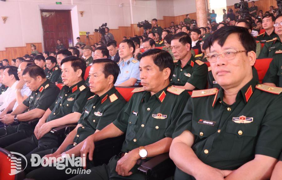 Thiếu tướng Đặng Văn Hùng, Phó tư lệnh, Tham mưu trưởng Quân khu 7 và các đại biểu dự hội thảo. Ảnh: Nguyệt Hà