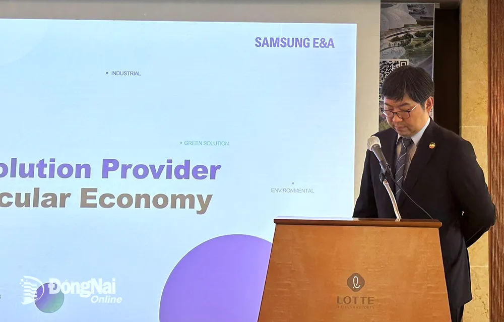 Đại diện Samsung trình bày bài tham luận tại tọa đàm. Ảnh: Hà Thương