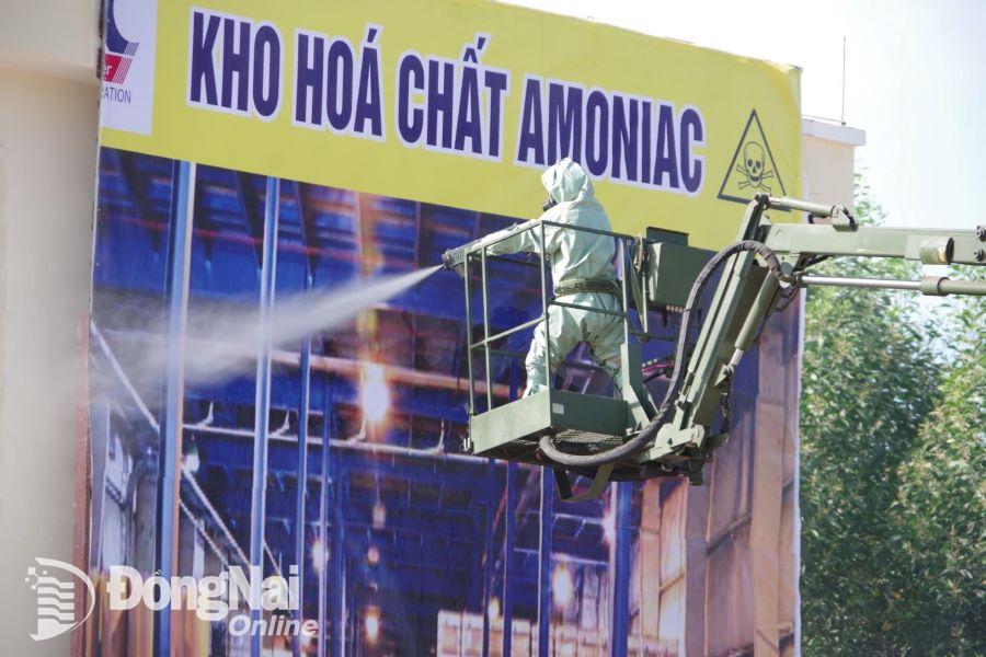 Cán bộ chiến sĩ Lữ đoàn 87, Binh chủng Hóa học đóng tại huyện Nhơn Trạch luyện tập các tình huống ứng phó sự cố hóa chất sáng 29-4. Ảnh: ĐVCC