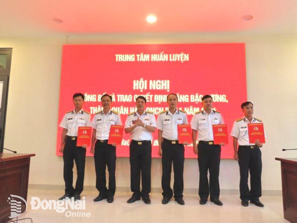 Trung tâm Huấn luyện Vùng 2, đóng tại huyện Nhơn Trạch trao  quyết định nâng lương, thăng quân hàm. Ảnh: ĐVCC