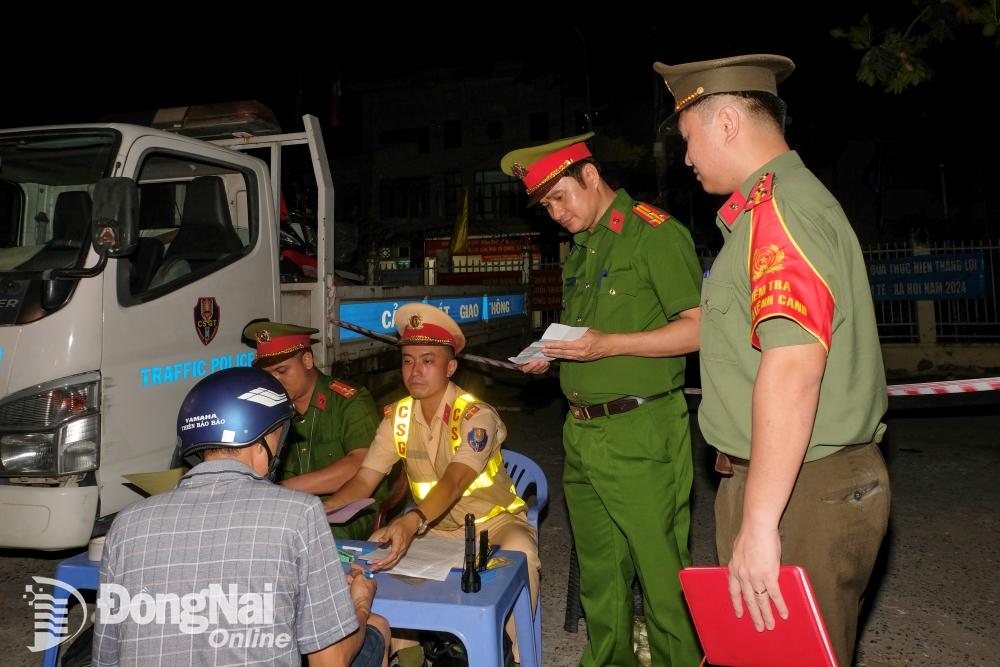 Lãnh đạo Công an thành phố Biên Hòa trực tiếp kiểm tra các tổ công tác của lực lượng Cảnh sát giao thông vào tối 28-4. Ảnh: Đăng Tùng