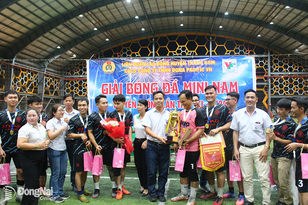 Công nhân Công ty TNHH Dona Pacific (huyện Trảng Bom) tham gia giải bóng đá do Công đoàn tổ chức. Ảnh: N.Hòa

