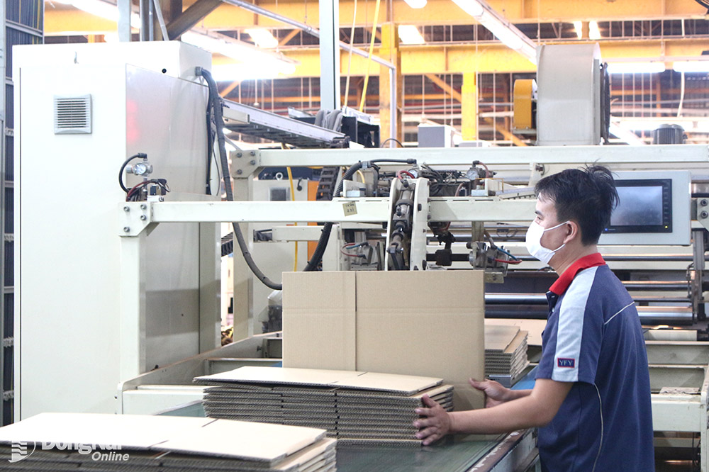 Công tác đảm bảo an toàn vệ sinh lao động cần được coi trọng để xây dựng môi trường làm việc an toàn.
Trong ảnh: Công nhân Công ty TNHH Giấy Yuen Foong Yu Đồng Nai trong giờ sản xuất.