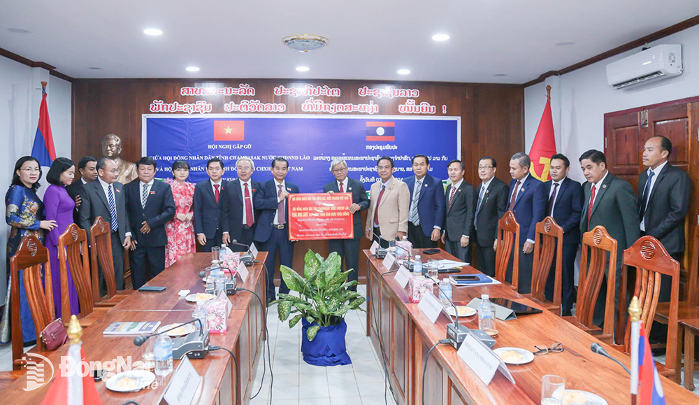Đoàn công tác của tỉnh trao tặng 550 triệu đồng của Đồng Nai cho HĐND tỉnh Champasak. Ảnh: HĐND tỉnh cung cấp