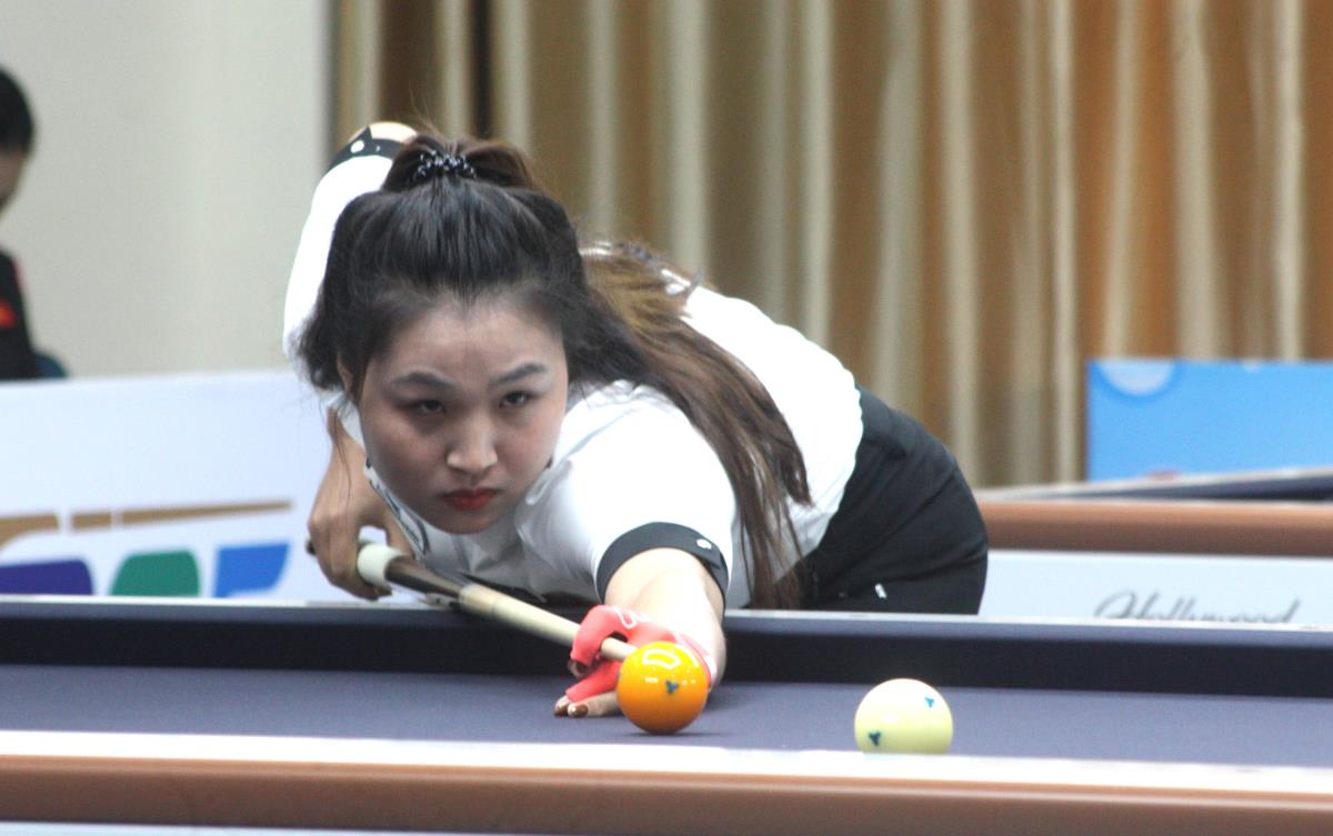 Một tay cơ thi đấu nội dung carom 3 băng nữ. Ảnh: CAĐN