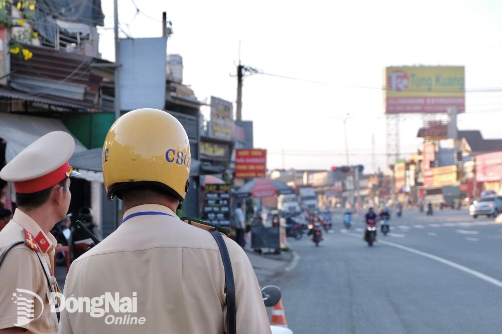 Lực lượng Cảnh sát giao thông kiểm soát giao thông trên quốc lộ 51 (thành phố Biên Hòa) - tuyến đường khách du lịch đi từ Đồng Nai đến tỉnh Bà Rịa - Vũng Tàu. Ảnh: Đăng Tùng