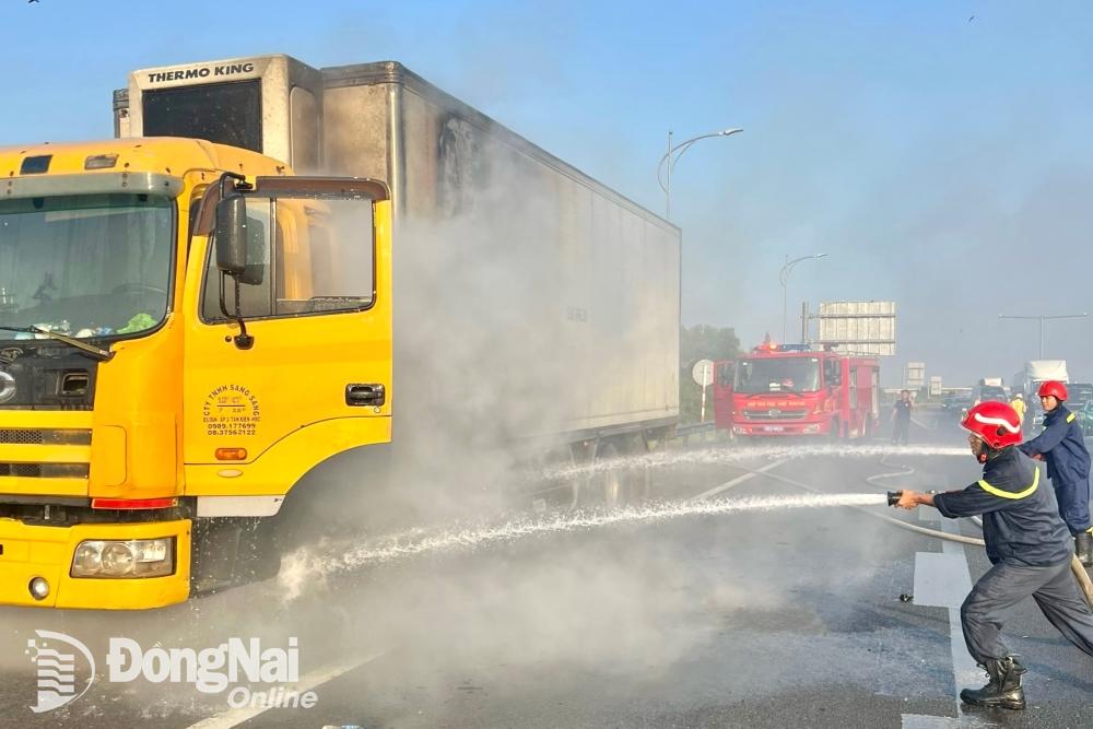 Lực lượng chữa cháy dập tắt đám cháy từ 1 xe tải đang lưu thông đường cao tốc Thành phố Hồ Chí Minh - Long Thành - Dầu Giây (huyện Nhơn Trạch). Ảnh: CTV