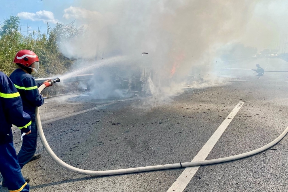 Lực lượng chữa cháy chuyên nghiệp dập tắt chiếc xe khách bị cháy. Ảnh: CTV