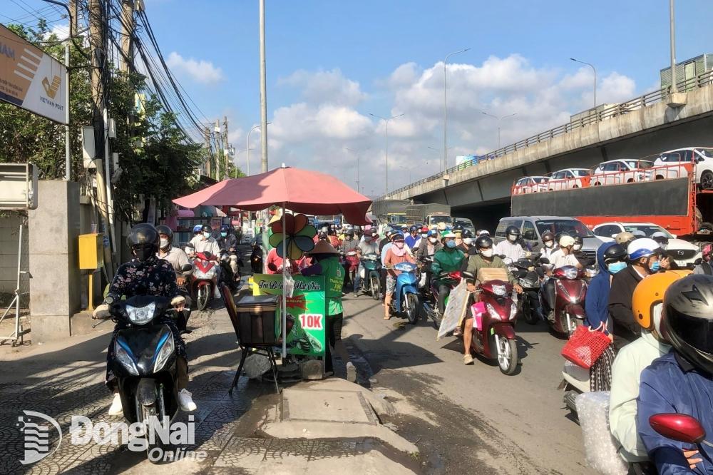Lượng xe đổ dồn từ hướng Thành phố Hồ Chí Minh đi Đồng Nai dẫn tới tình trạng ùn tắc cục bộ trên quốc lộ 1 tại khu vực ngã tư Vũng Tàu (thành phố Biên Hòa). Ảnh: Lê Duy