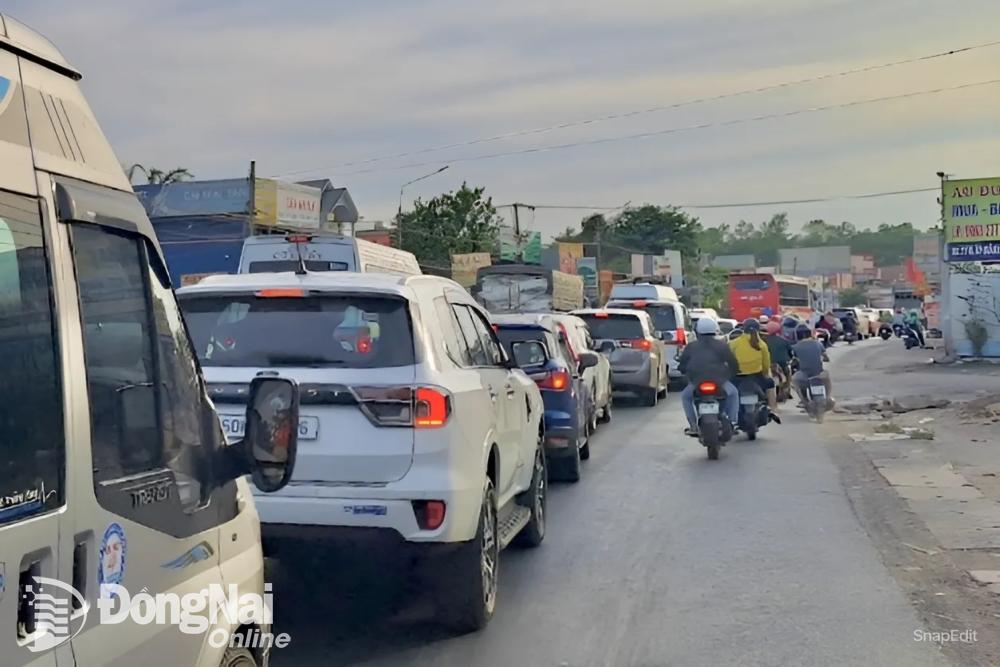 Dòng xe đông đúc trên quốc lộ 1 qua địa phận huyện Trảng Bom hướng huyện Trảng Bom đi thành phố Biên Hòa. Ảnh: Trần Nguyên