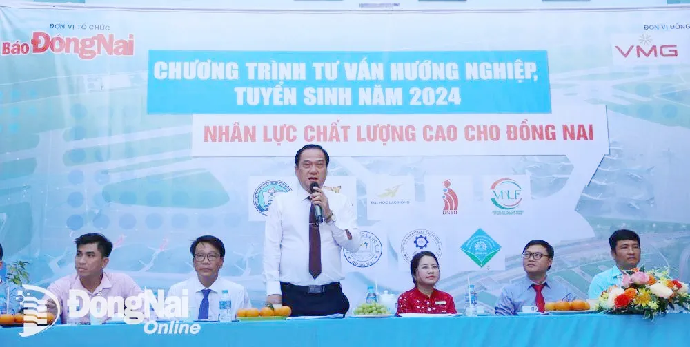 Thầy Võ Văn Lý, Phó hiệu trưởng Trường đại học Đồng Nai trả lời, tư vấn hướng nghiệp cho học sinh. Ảnh: Huy Anh