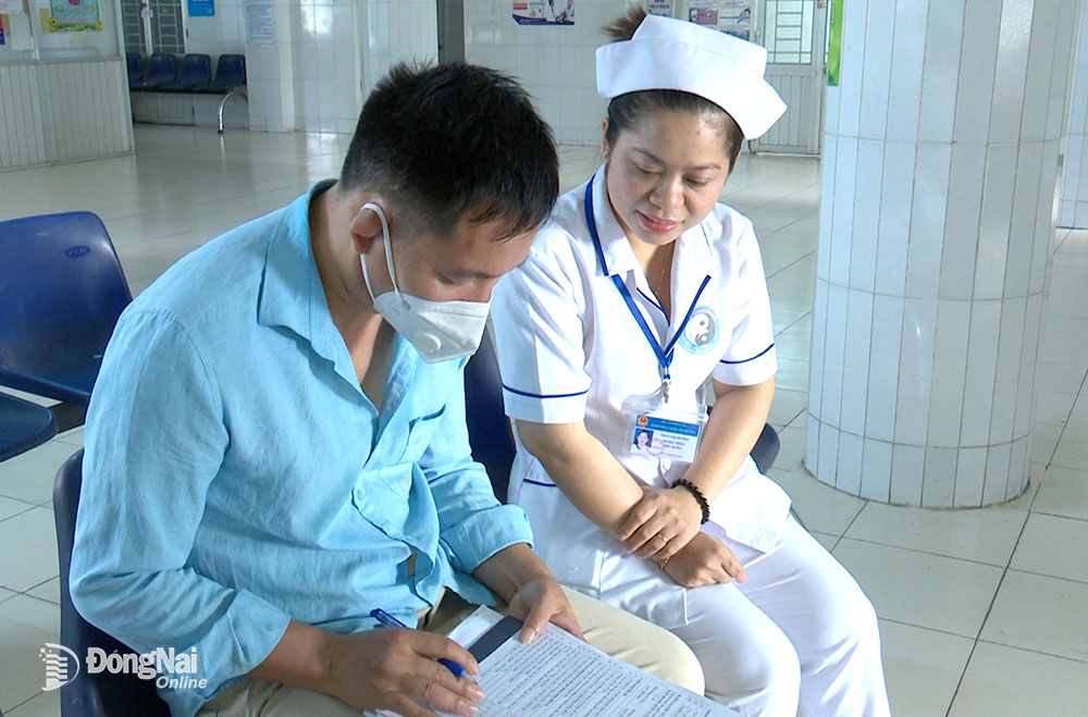Điều dưỡng trưởng Trần Thị Hương thực hiện khảo sát sự hài lòng của người bệnh tại Bệnh viện Y dược cổ truyền Đồng Nai. Ảnh: A.Yên