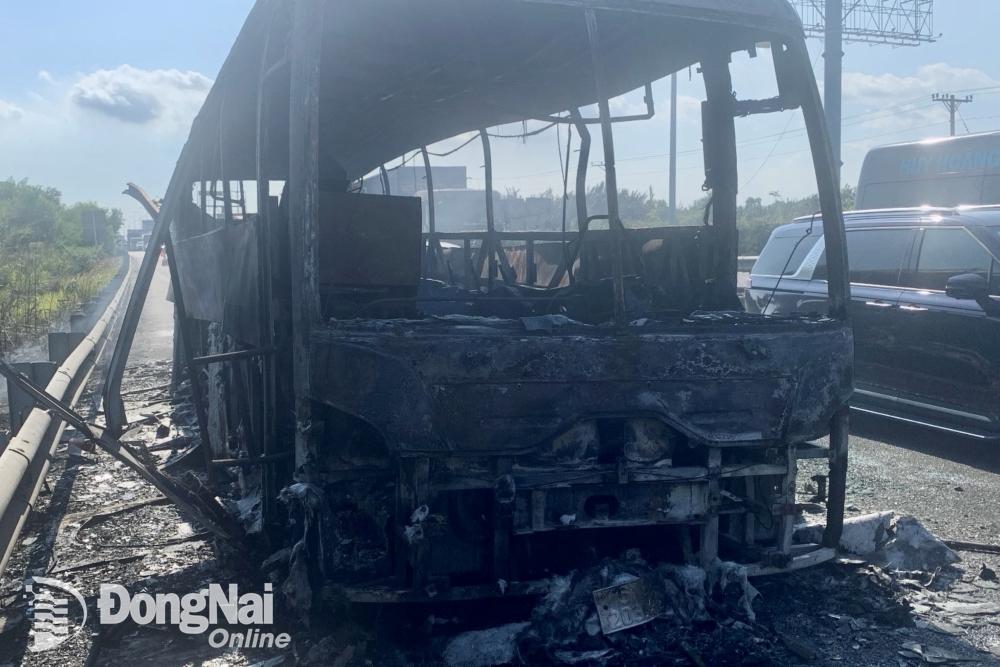 Xe khách bị cháy rụi trên đường cao tốc Thành phố Hồ Chí Minh - Long Thành - Dầu Giây. Ảnh: CTV
