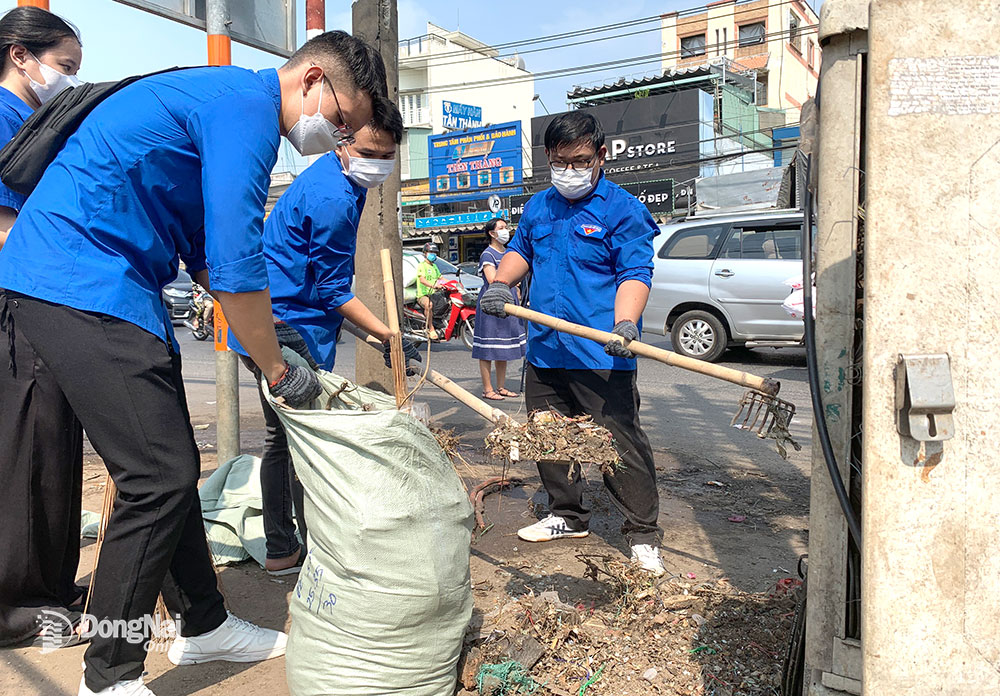 Đoàn viên, thanh niên thành phố Biên Hòa ra quân xử lý điểm tập kết rác tự phát. Ảnh: N.Sơn