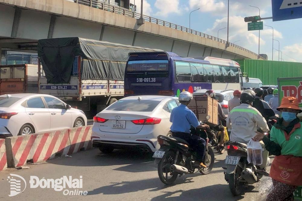 Xe ô tô chen vào làn xe máy trên quốc lộ 1 tại khu vực ngã tư Vũng Tàu (thành phố Biên Hòa). Ảnh: Lê Duy