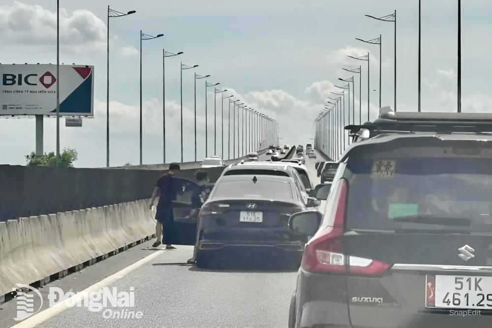 Va chạm giữa 3 xe ô tô trên đường cao tốc Thành phố Hồ Chí Minh - Long Thành - Dầu Giây (hướng tỉnh Đồng Nai đi Thành phố Hồ Chí Minh) gây ra ùn tắc giao thông kéo dài. Ảnh: CTV
