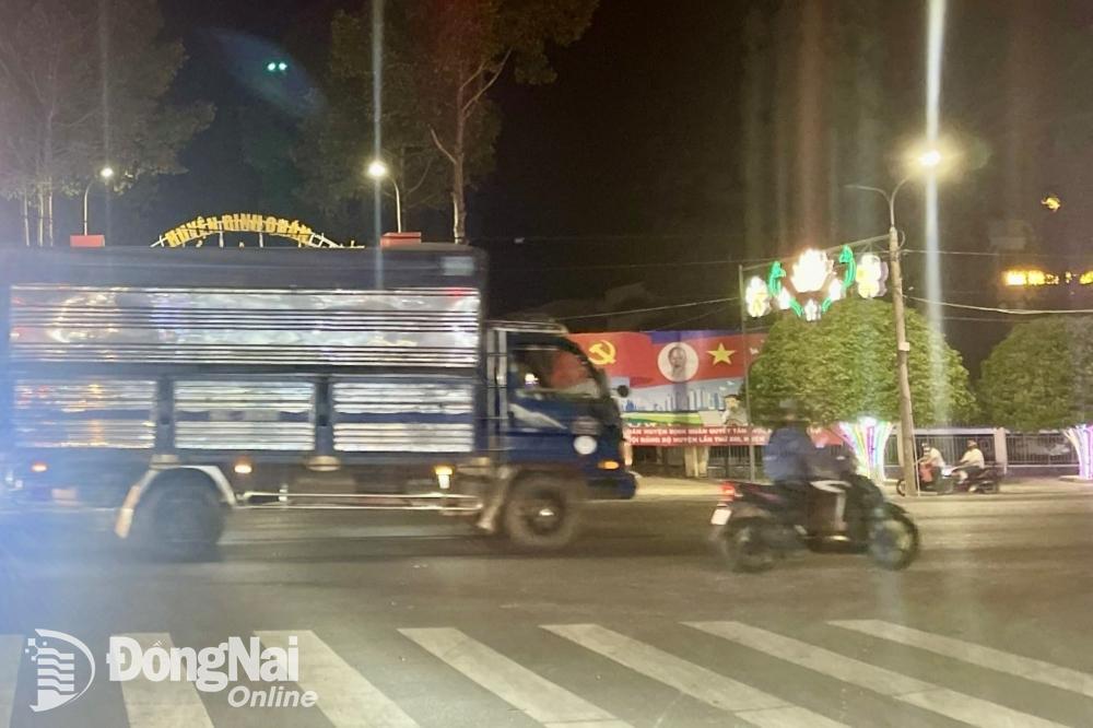 Quốc lộ 20 qua huyện Định Quán vẫn thông thoáng. Ảnh: Tuấn Bình