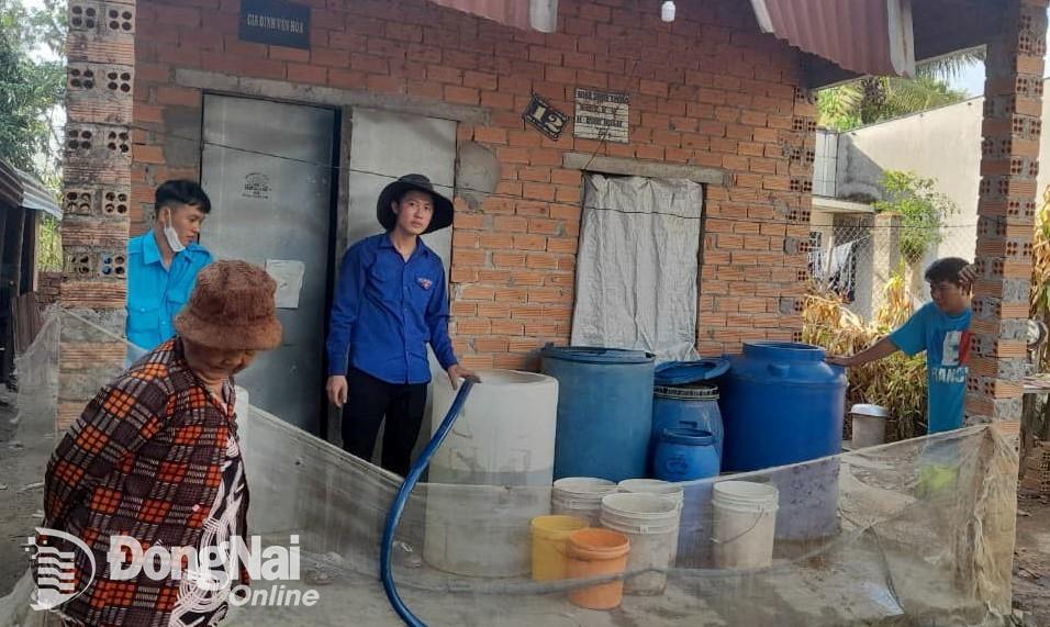 : Cán bộ, đoàn viên, thanh niên huyện Định Quán hỗ trợ đưa nước đến cho hộ dân có hoàn cảnh đặc biệt khó khăn. Ảnh: ĐVCC