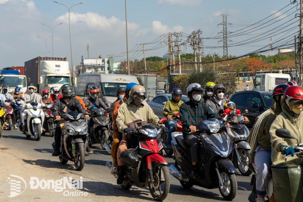 Dòng xe đông đúc hình thành nên các điểm ùn tắc cục bộ trên quốc lộ 51 (thành phố Biên Hòa). Ảnh: Lê Duy