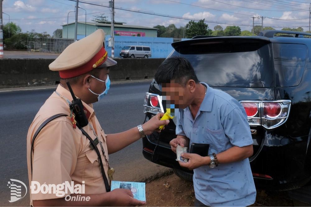 Lực lượng Cảnh sát giao thông kiểm tra nồng độ cồn người lái xe trên quốc lộ 1 (thành phố Long Khánh). Ảnh: Đăng Tùng