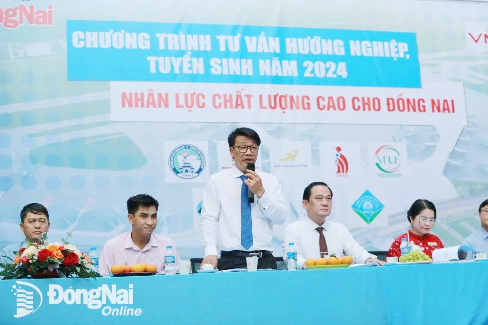 Thầy Ngô Kim Lân, Phó hiệu trưởng Trường cao đẳng Kỹ thuật Đồng Nai trả lời câu hỏi của học sinh. Ảnh: Huy Anh